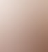 Nahaufnahme von braunem Pferdefell und Mähne mit einem unscharfen Westernsattel im Hintergrund.