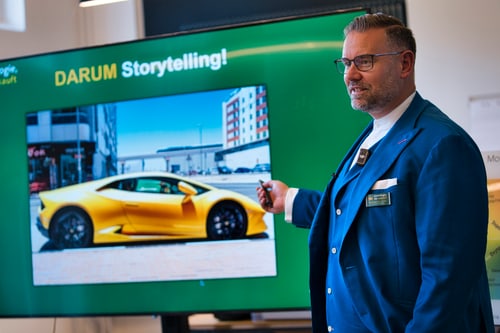 Matthias Bullmahn präsentiert eine Folie zum Thema Storytelling