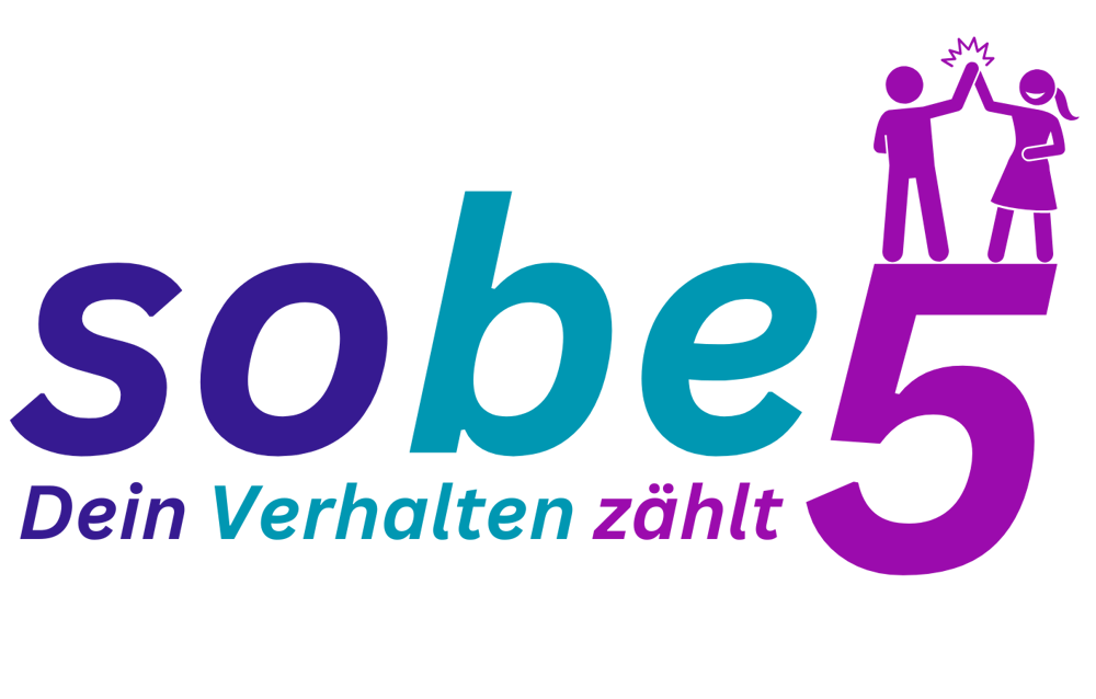 Logo "sobe5 Dein Verhalten zählt" mit lila und türkiser Schrift und zwei Personen, die sich auf der 5 die Hände reichen.