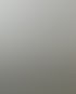 Weiße Tesla-Heckstoßstange mit schwarzem Kennzeichenhalter und weißem "TESLA.COM"-Text.
