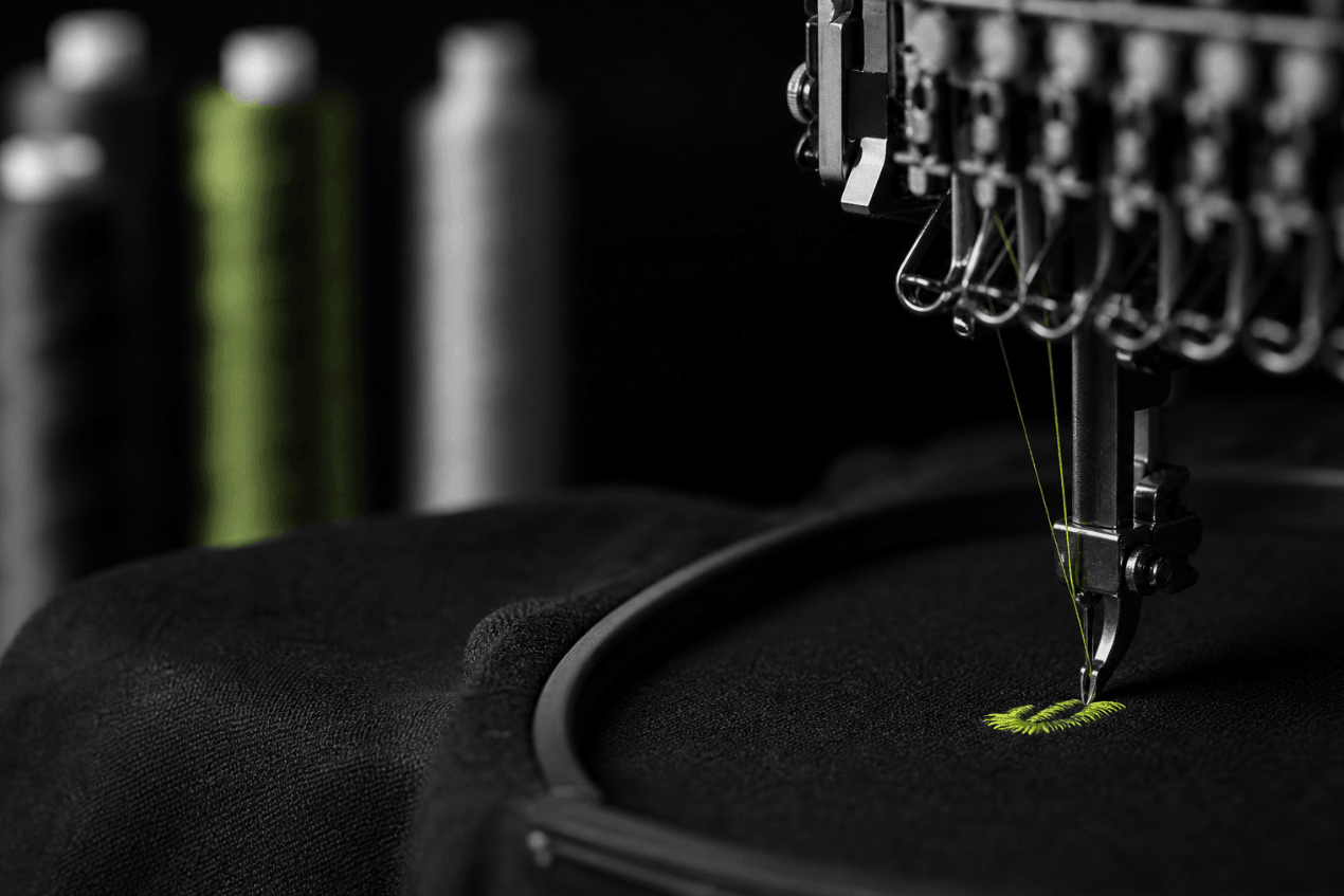 Detailansicht einer Stickmaschine mit Stickrahmen
