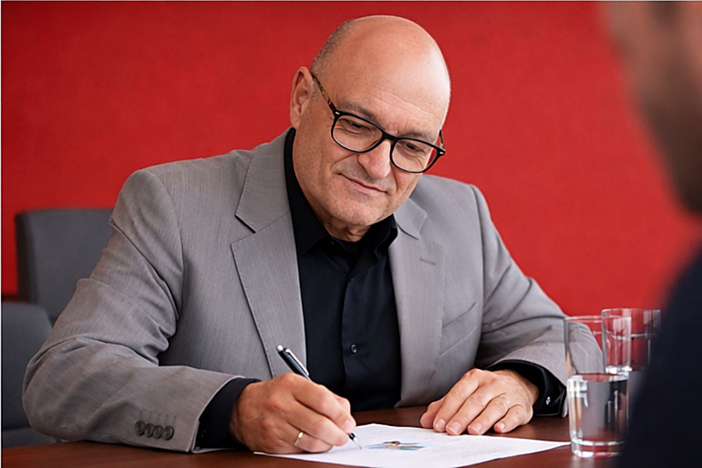 04_scene_signing.jpg