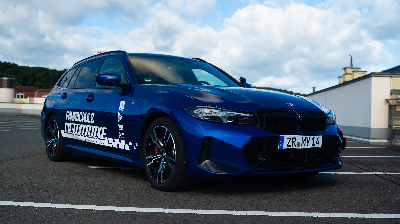 Blauer BMW Fahrschulwagen für den Autoführerschein in Gera