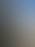 Mann mit Sonnenbrille und Rucksack steht neben einem voll bepackten Tourenfahrrad, bereit für eine Reise.