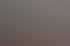 Schlafzimmer mit zwei Einzelbetten, blauen Kissen, Nachttischlampe, Holztisch und offener Doppeltür zum Balkon.