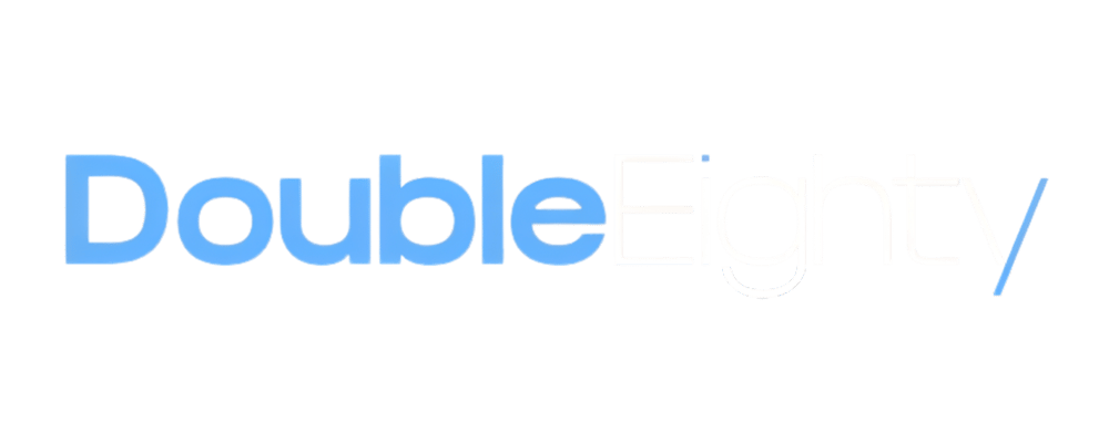 Logo: DoubleEighty, wobei "Double" hellblau und "Eighty" weiß ist, mit einem blauen Schrägstrich am Ende.