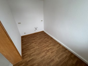 Leeres Zimmer mit dunklem Laminatboden