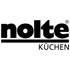 Schwarzes Nolte Küchen Logo auf grünem Hintergrund, mit "nolte" groß und "KÜCHEN" darunter.