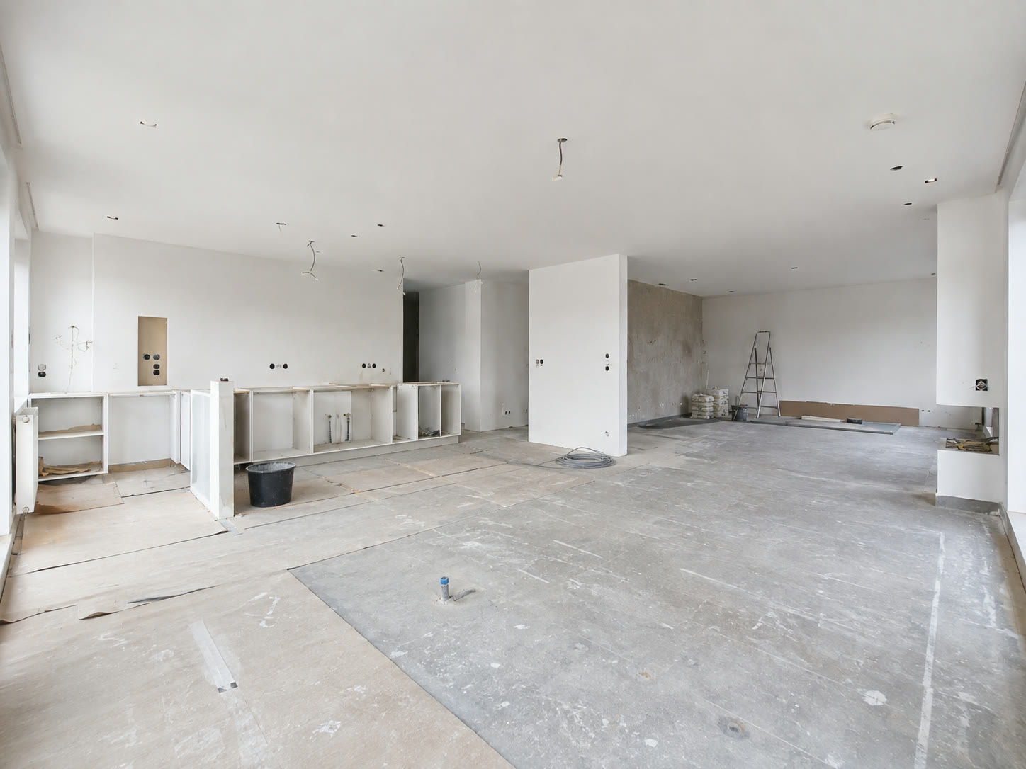 Offener Wohn- und Küchenbereich im Neubau vor und nach dem Innenausbau