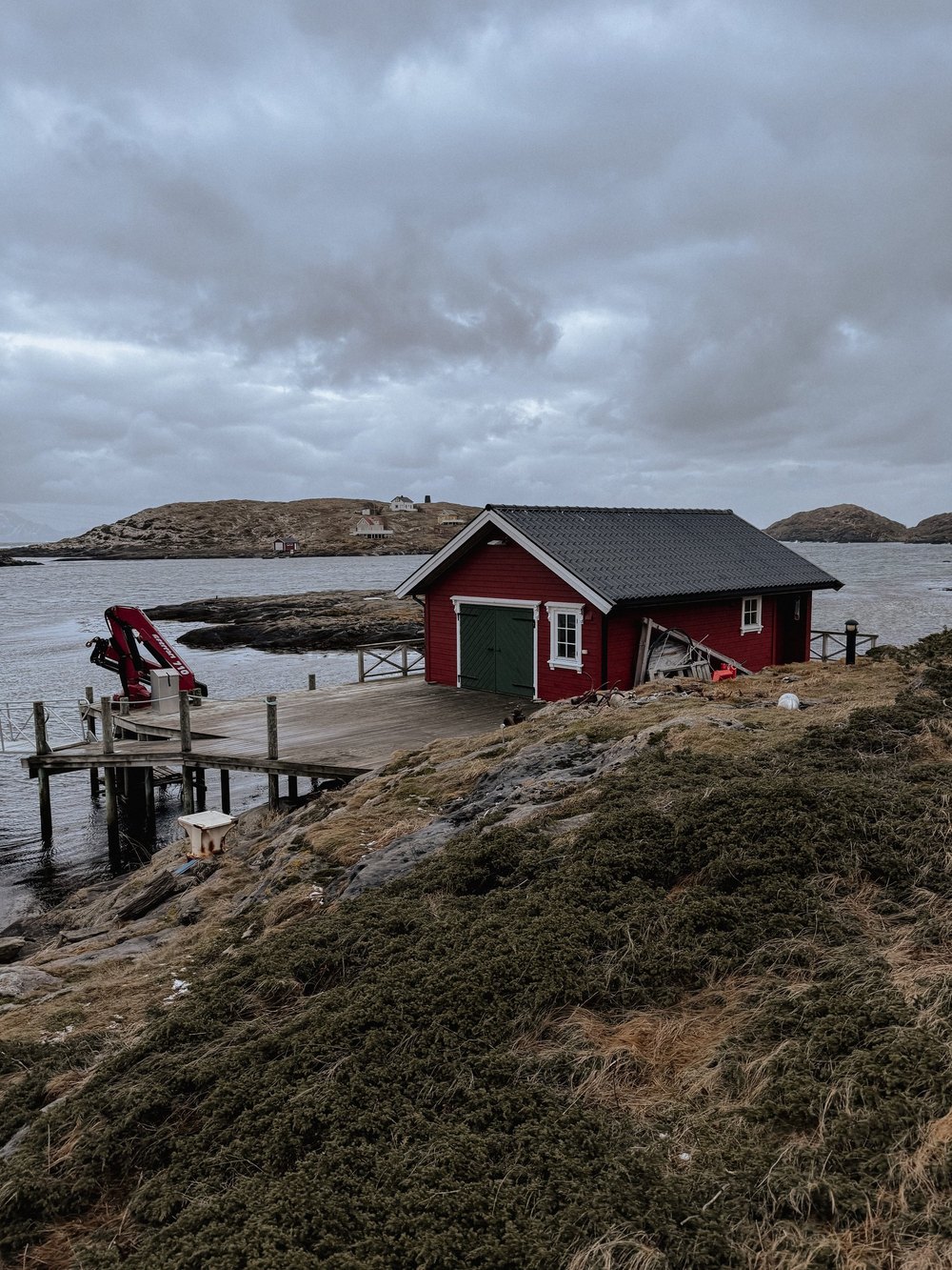 Rotes Bootshaus an der Bucht