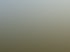 Windpark mit vielen Windrädern auf einem grünen Feld bei Sonnenuntergang.