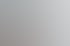Mann in Arbeitskleidung verlegt dunkelbraunen Laminatboden auf pinker Unterlage in einem leeren Raum.