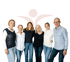 Sechs lächelnde Personen stehen eng beieinander vor einem roten Logo auf grünem Hintergrund.