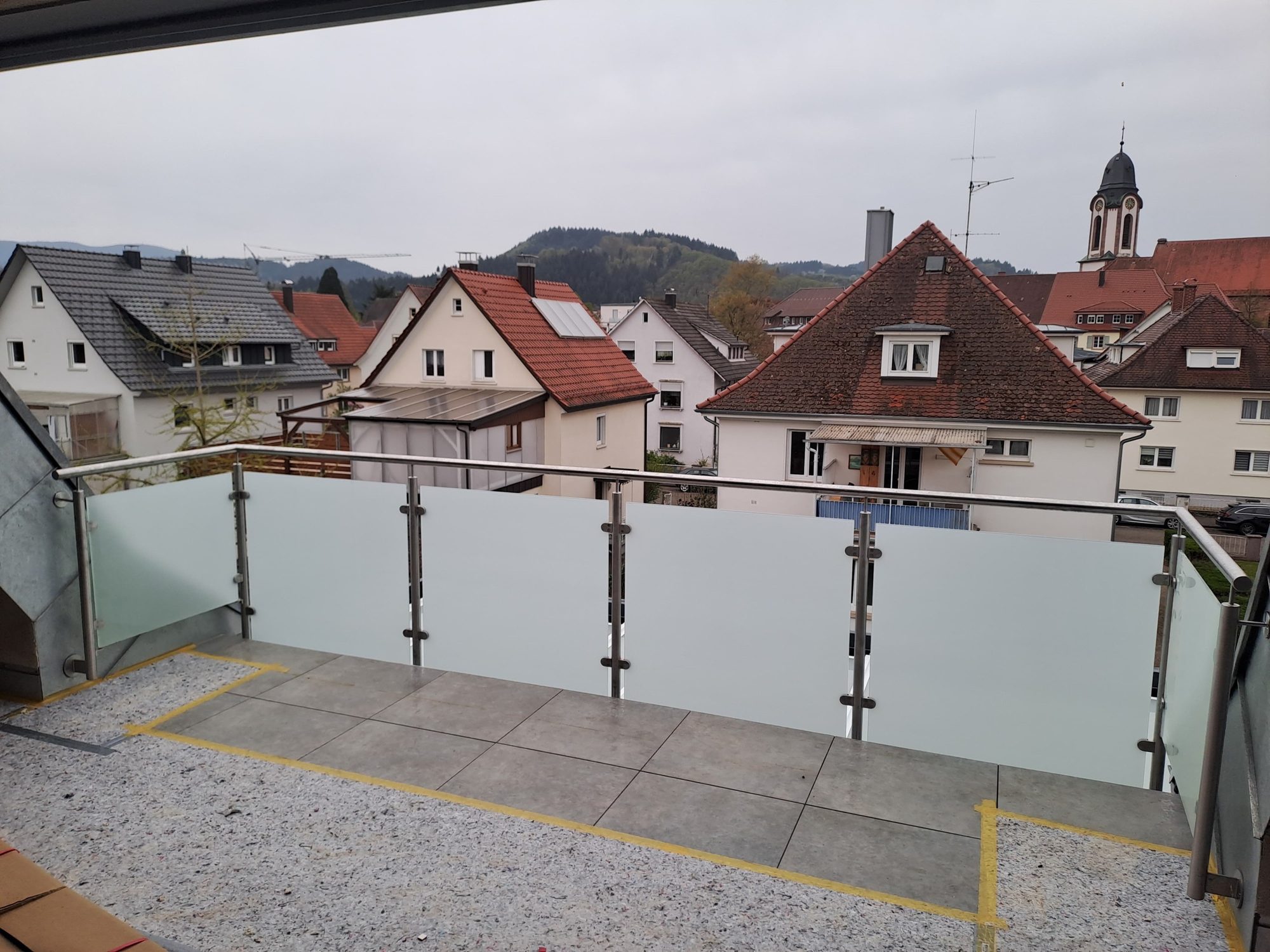 Dachterrasse mit Milchglas-Geländer und Edelstahlpfosten