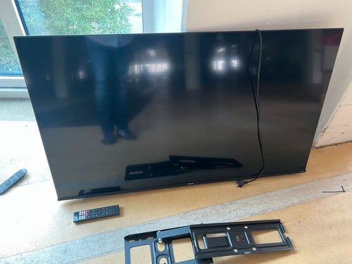 Hisense 55E77Q 4K Fernseher mit Wandhalterung