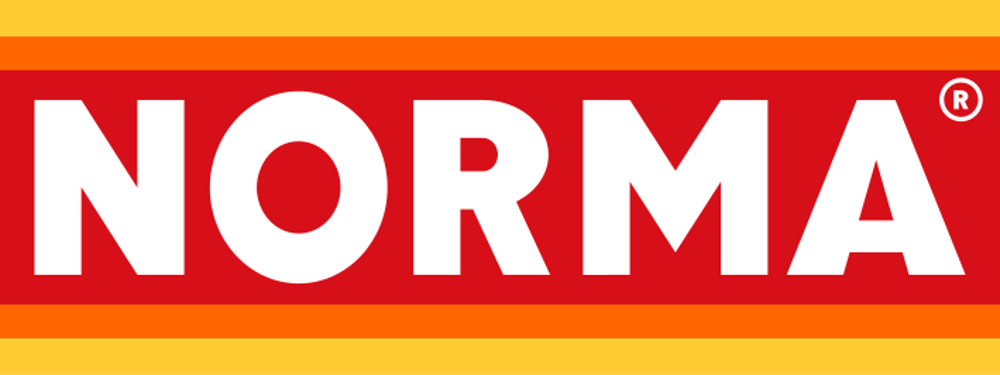 Rotes Rechteck mit weißem "NORMA" Text und einem eingetragenen Warenzeichen, umgeben von orangefarbenen und gelben Streifen.