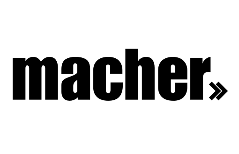 Schwarzes "macher." Logo mit einem Pfeil, der nach rechts zeigt, auf einem dunkelgrünen Hintergrund.