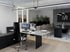 Modernes Büro mit Schreibtisch, zwei Monitoren, ergonomischem Stuhl und Konferenztisch mit j-Logo an der Wand.