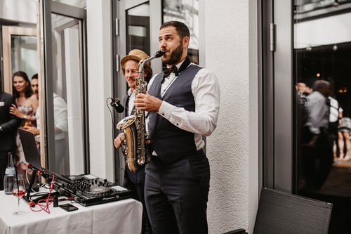 Saxophonist sorgt für Live-Musik