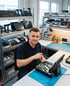 Hardware Refurbishment Specialist repariert ein Kassenterminal, Bild mit KI erstellt