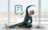 Frau macht Yoga-Dehnübung auf einer Matte vor einem Fenster mit Stadtblick und eingeblendetem Dokument-Häkchen-Symbol.