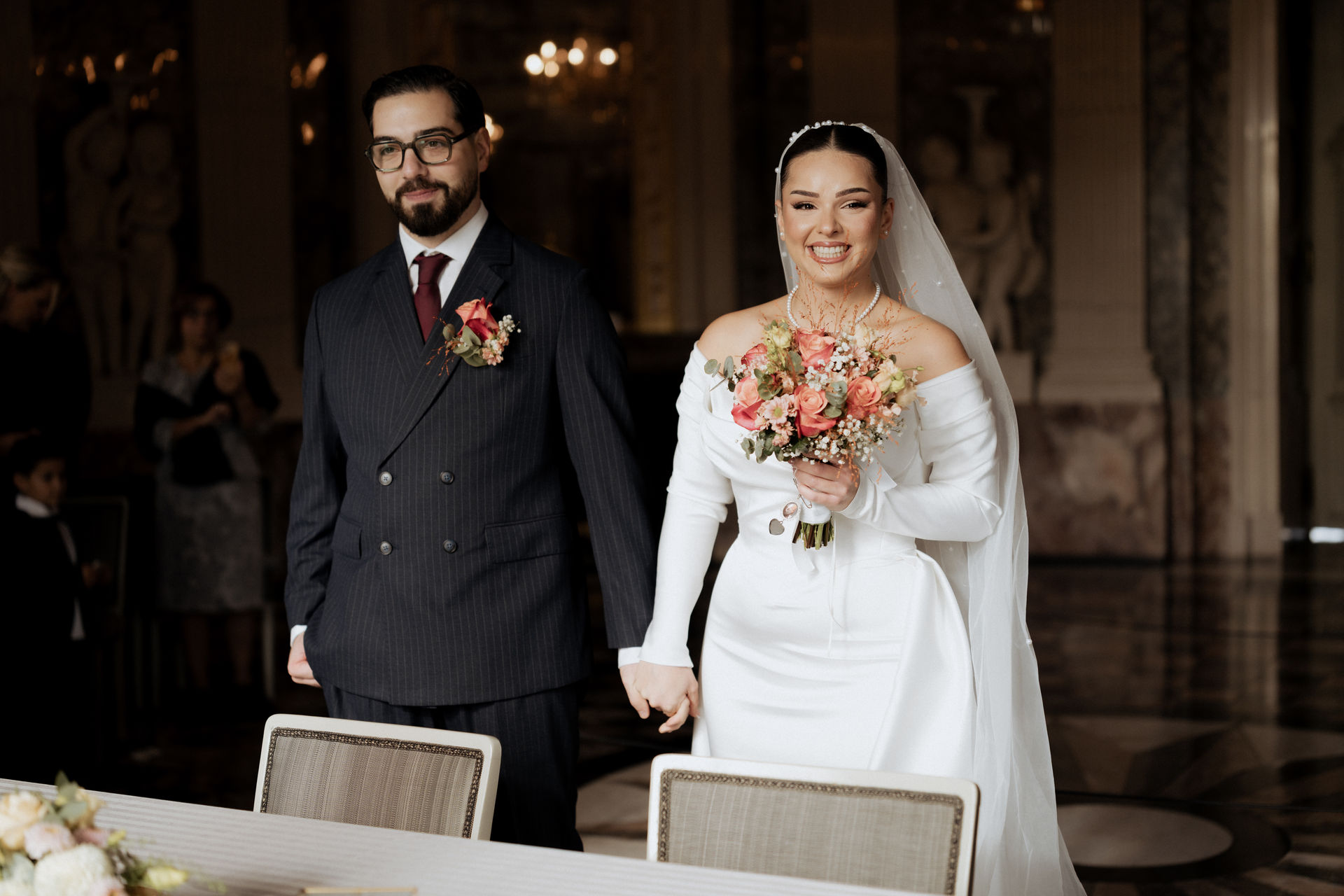 Brautpaar steht Hand in Hand vor dem Trautisch auf Schloss Benrath in Düsseldorf.