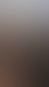 Hände bedienen einen digitalen Drehmomentschlüssel an einem Motorblock mit Ventilfedern in einer Werkstatt.