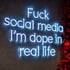 Blau leuchtende Neonreklame an einer Wand mit dem Text: Fuck social media I'm dope in real life.