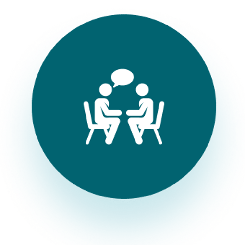 Icon von 2 sitzenden Personen mit einer Sprechblase über den Köpfen