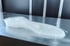 Transparente, 3D-gedruckte orthopädische Schuheinlage auf einer metallischen Druckplatte.