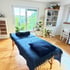 Ruhiger Raum zu Hause bei einem Hausbesuch mit vorbereiteter Liege mit blauer Decke
