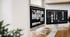 Zwei Computer-Monitore auf einem Schreibtisch zeigen Webdesign-Layouts und Grafikprogramme in einem hellen Büro.