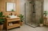 Modernes Badezimmer mit Holzwänden, freistehender Dusche und Pflanzen.