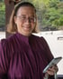 Heike Schoof, Social Media Beraterin arbeitet am Laptop