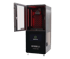 Schwarzer Stratasys Origin Two 3D-Drucker mit offener Tür, rotem Licht und einem gedruckten Gitterobjekt.