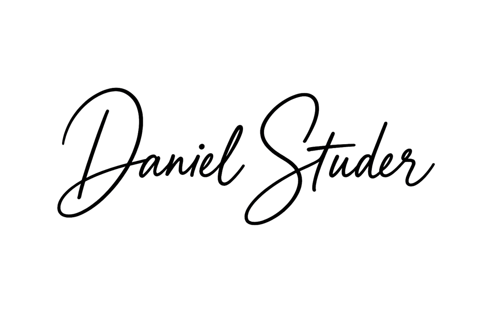 Unterschrift Daniel Studer auf dunkelgrünem Hintergrund.