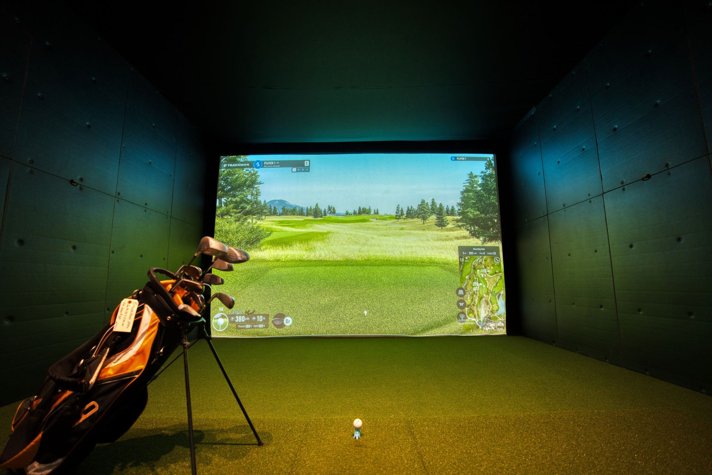 Golf-Lounge mit Trackman-Simulator und Loungemöblierung