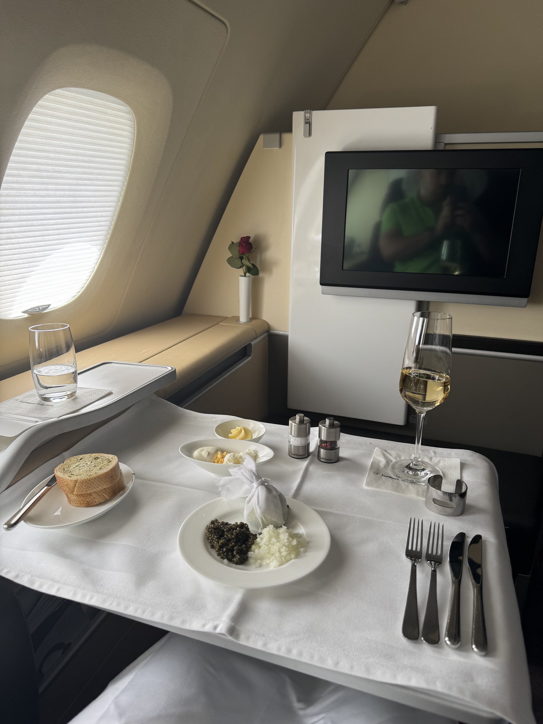Gedeckter Tisch in der Lufthansa First Class an Bord eines A380