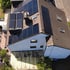 Luftaufnahme einer Photovoltaikanlage auf einem Wohnhaus