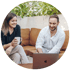 Paar arbeitet entspannt am Laptop