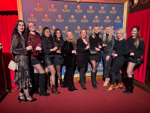 Weihnachtsessen mit Event: das Team der Miersch Kieferorthopädie in festlicher Runde