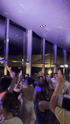 Hochzeitsgäste feiern bei bunten Lichtern und interessanter Musik von DJ Liberate in Frankfurt
