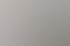 Moderner Büroschreibtisch mit Monitor, orangefarbenem Stuhl und Schreibtischlampe vor einem Fenster mit Jalousien.
