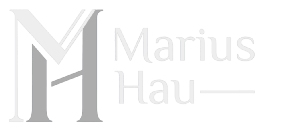Logo mit blauem H und weißem M, daneben der weiße Text "Marius Hau—".