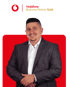 Lachender Mann in Anzug und Hemd mit Vodafone Business Partner Gold Logo.