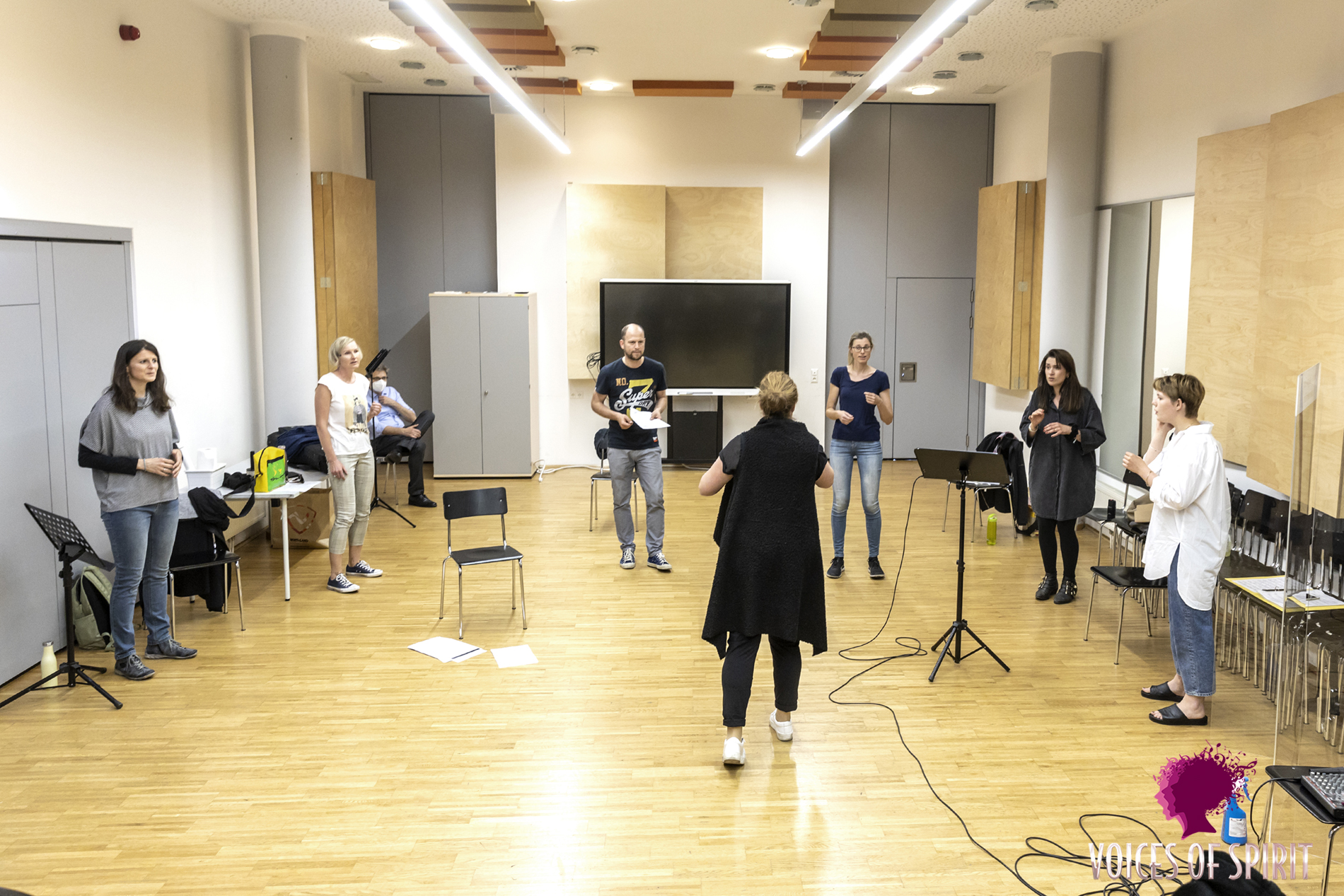 Simone Kopmajer demonstrating phrasing at her jazz vocal workshop, Voices of Spirit 2021, Graz
