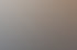 Drei Personen sitzen an einem ovalen Holztisch in einem modernen Konferenzraum mit freiliegenden Holzbalken.