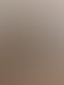 Ein schwarzer Fernseher hängt an einer Holzwand mit LED-Streifenlicht, darunter ein weißer TV-Schrank.