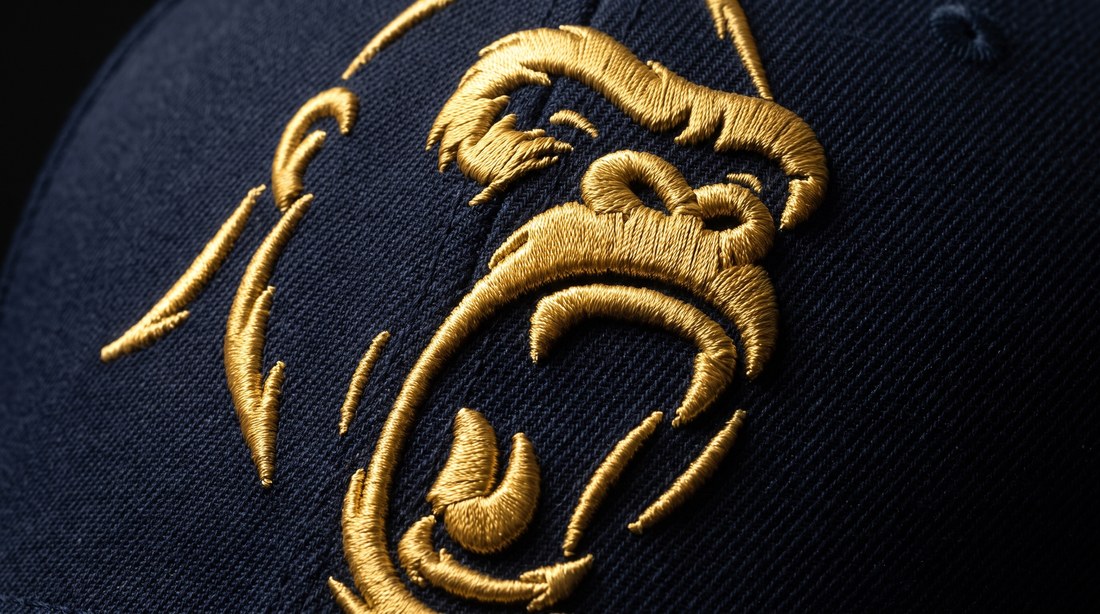 Brandformers Gorilla als erhabene 3D-Stickerei auf einer Cap