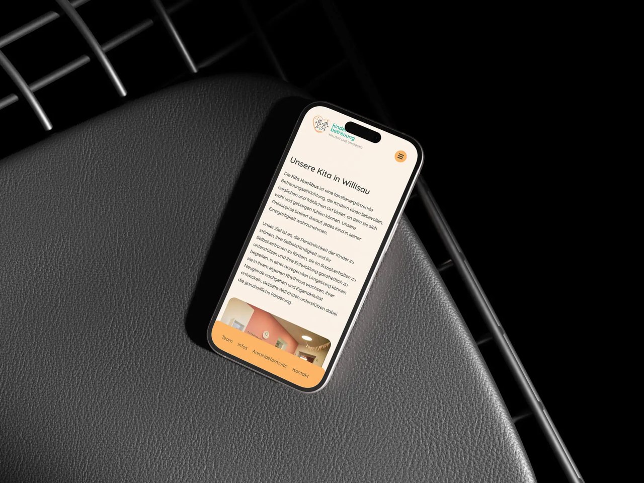 Smartphone mit der Website der Kinderbetreuung Willisau